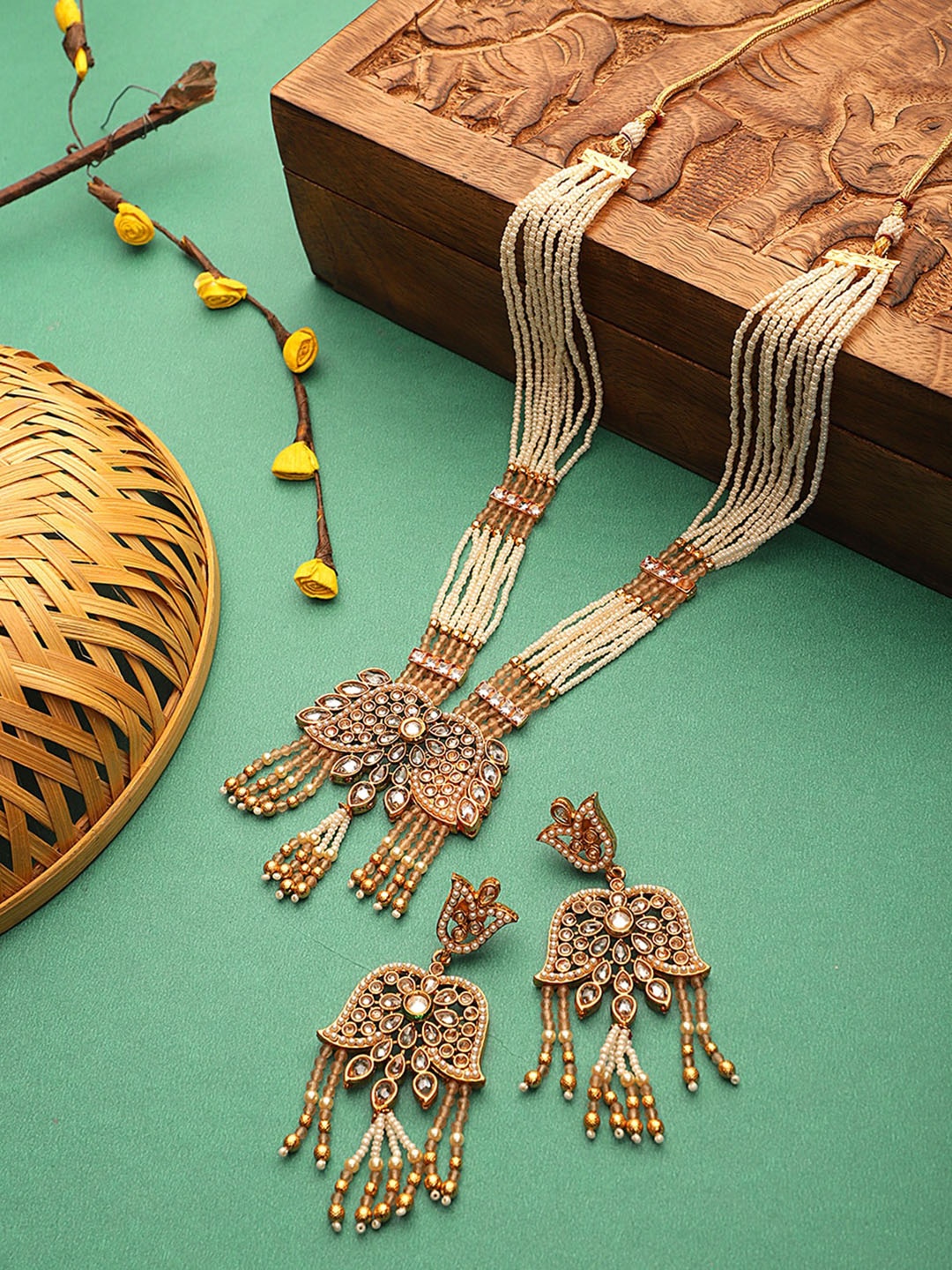 

STEORRA JEWELS Gold-Plated Kundan Studded & Beaded Jewellery Set
