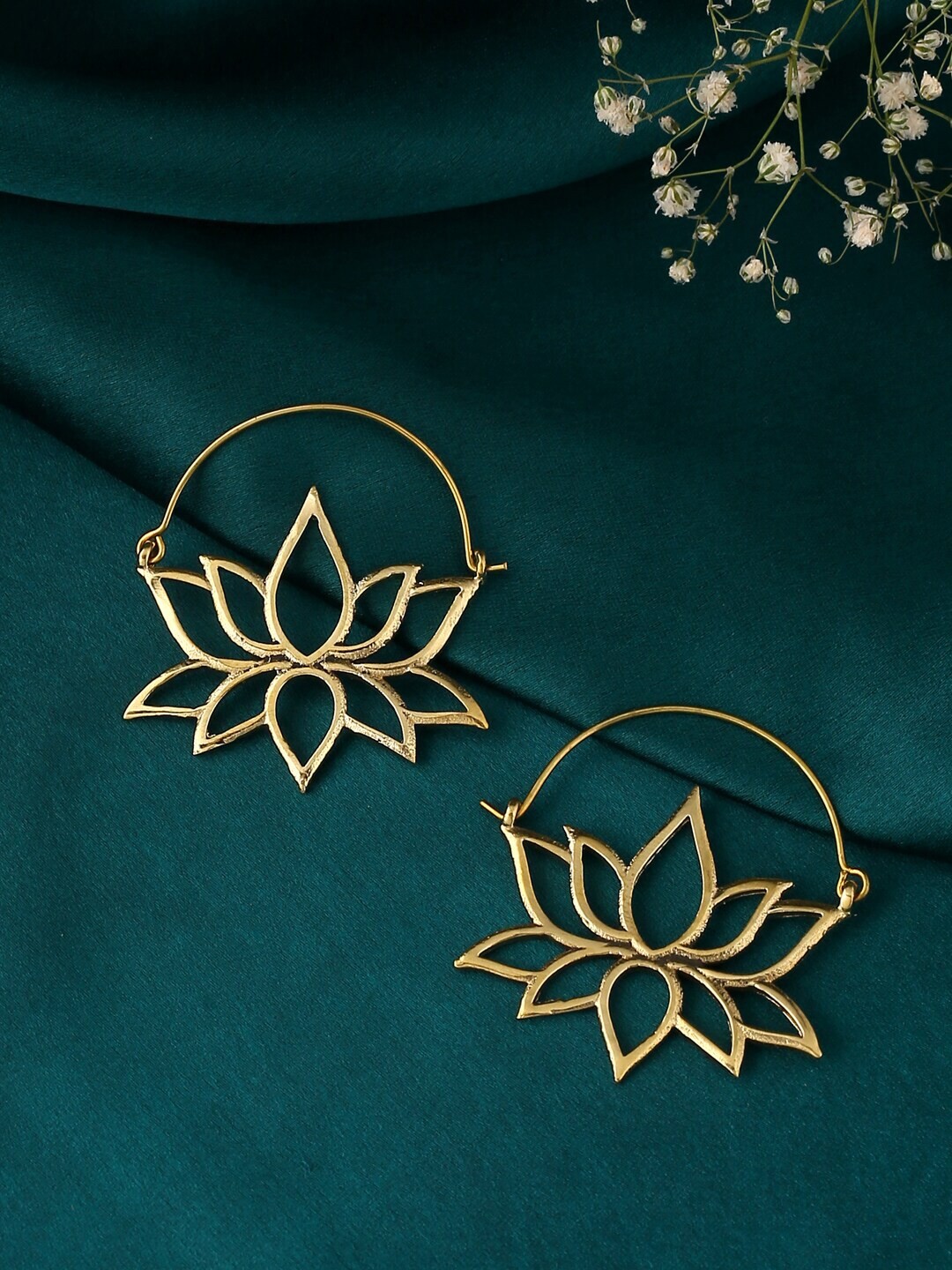 

kashwini Gold-Toned Contemporary Studs Earrings