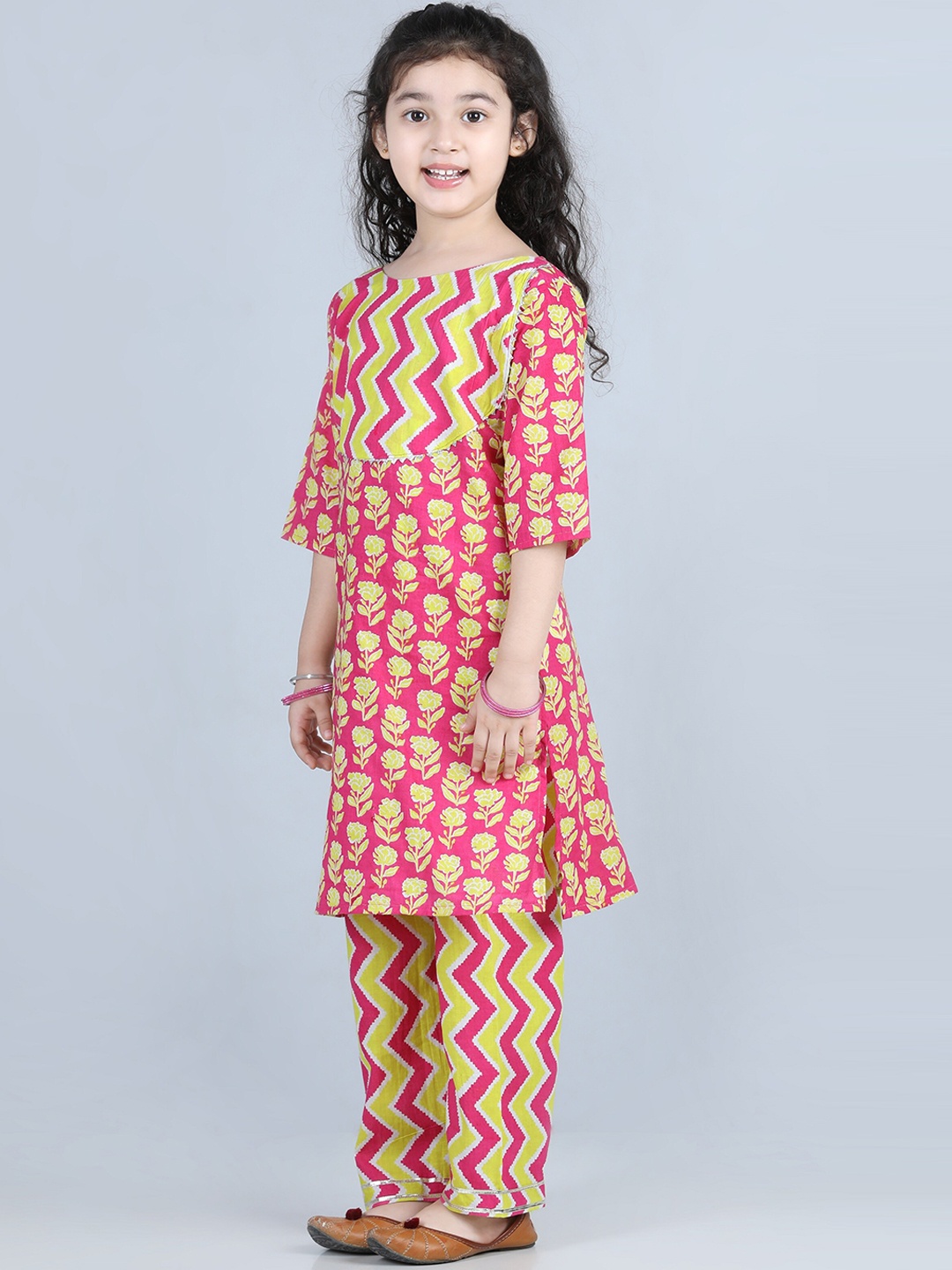 

ADIVA Girls Pink Floral Printed Kurta with Palazzos