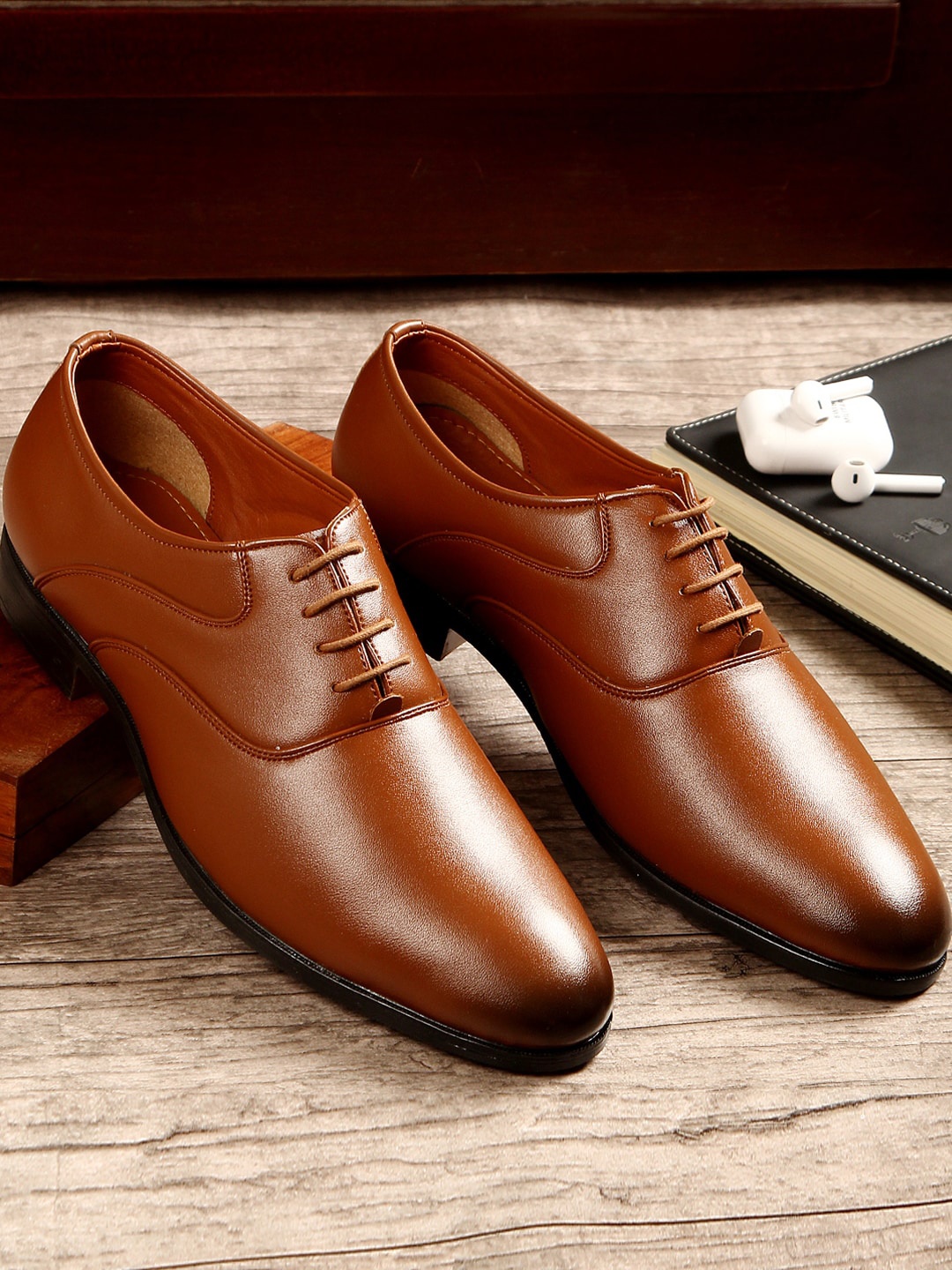 

MUTAQINOTI Men Tan Patent Leather Oxfords