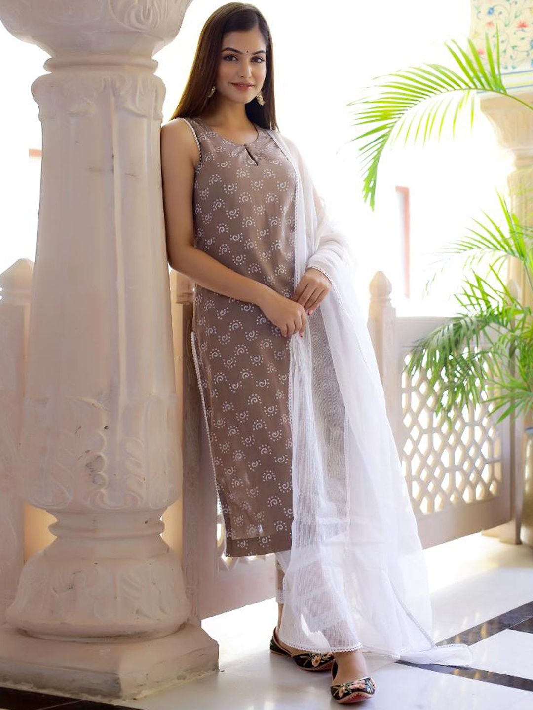 

Baisacrafts Women Tan & White Printed Pure Cotton Kurta with Trouser & Dupatta