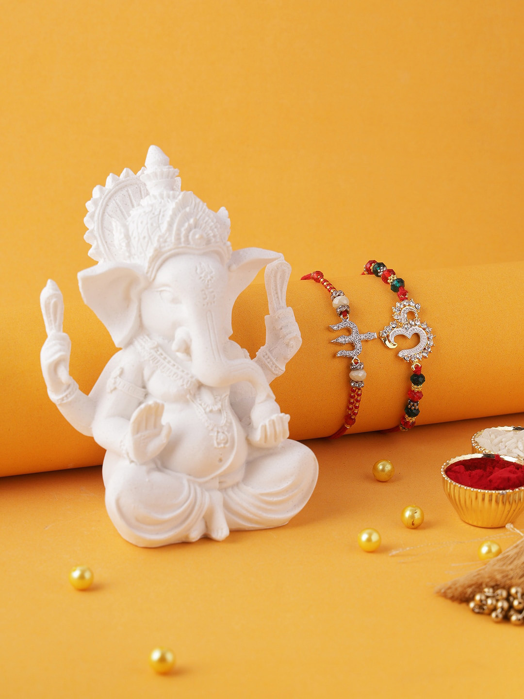 

Aapno Rajasthan Set Of 2 Rakhi & Polyresin Ganesha Idol, Red