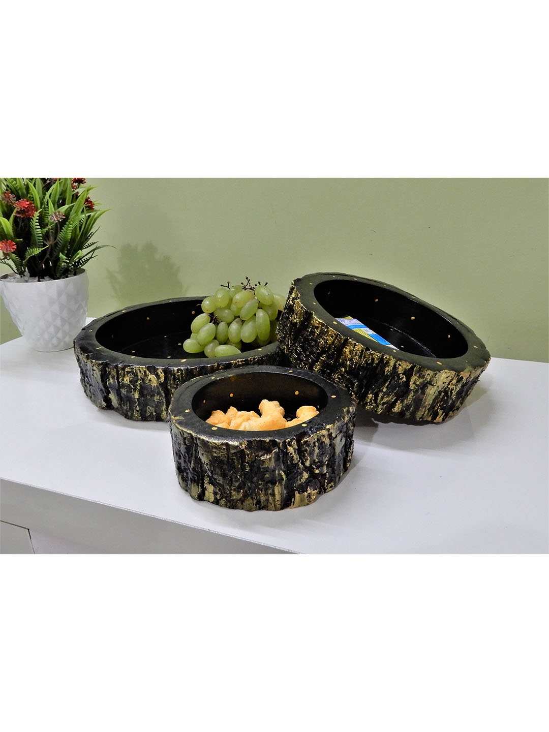

Disoo Fashions Set of 3 Black Textured Wooden Bowl With Bark Lining & Golden Art