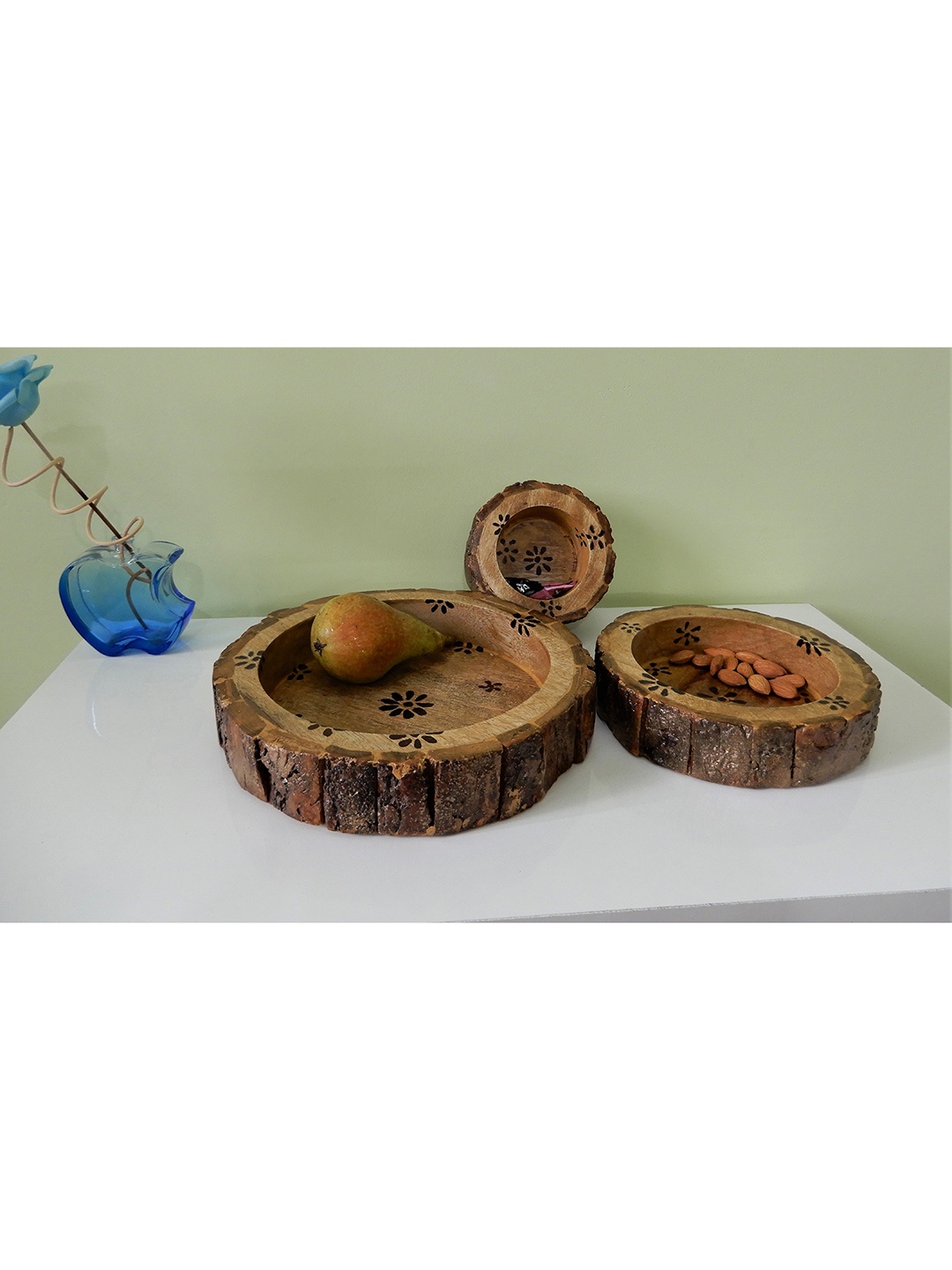 

Disoo Fashions Set of 3 Brown Textured Wooden bowl with Bark Lining
