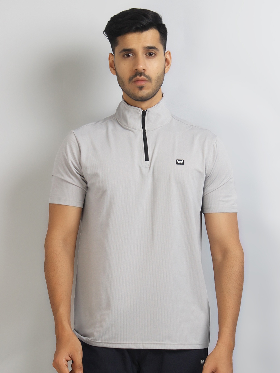 

SIAPA Men Grey Henley Neck Applique T-shirt