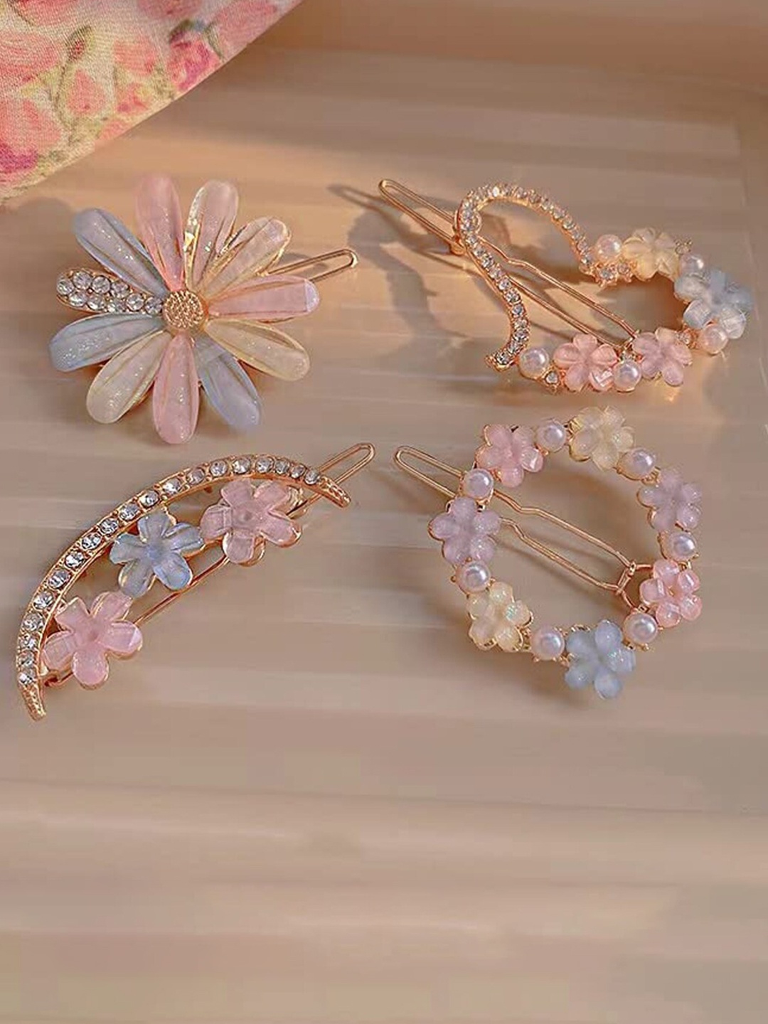 

VAGHBHATT Women White & Blue Set of 4 Bobby Pins