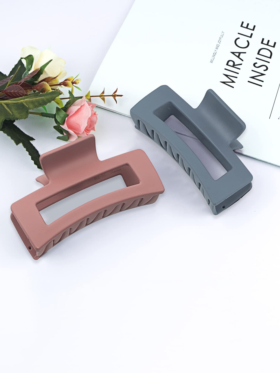 

VAGHBHATT Women Beige & Grey Set of 2 Claw Clip
