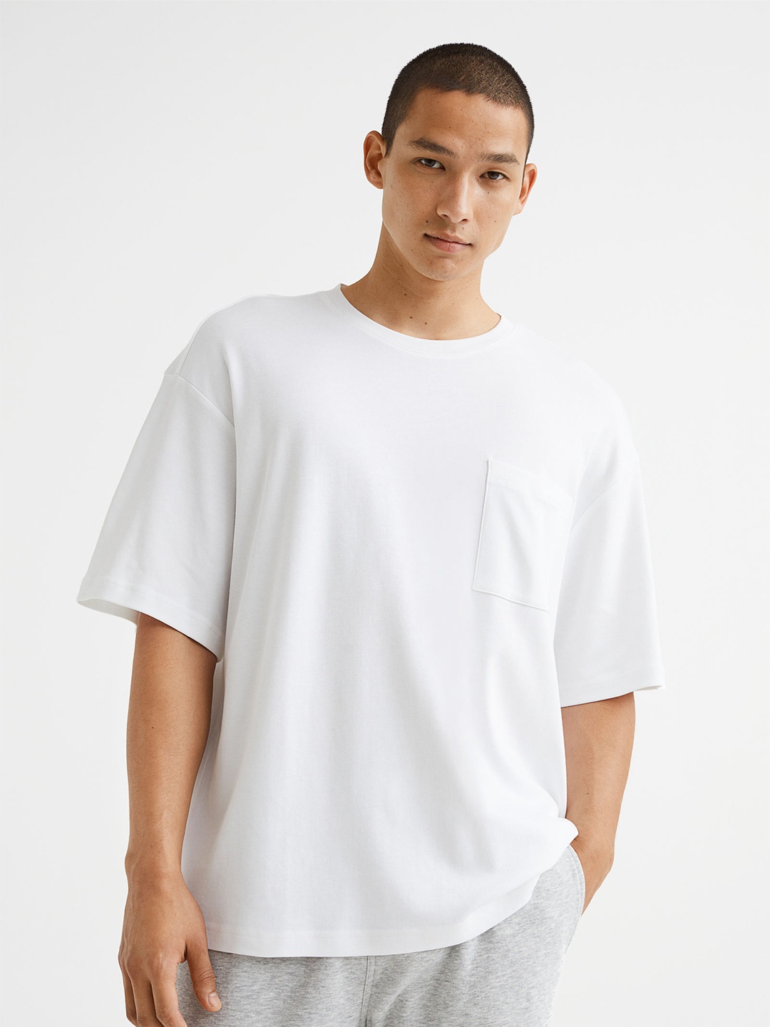

H&M Men White Solid Cotton Relaxed Fit Pocket-Detail T-shirt