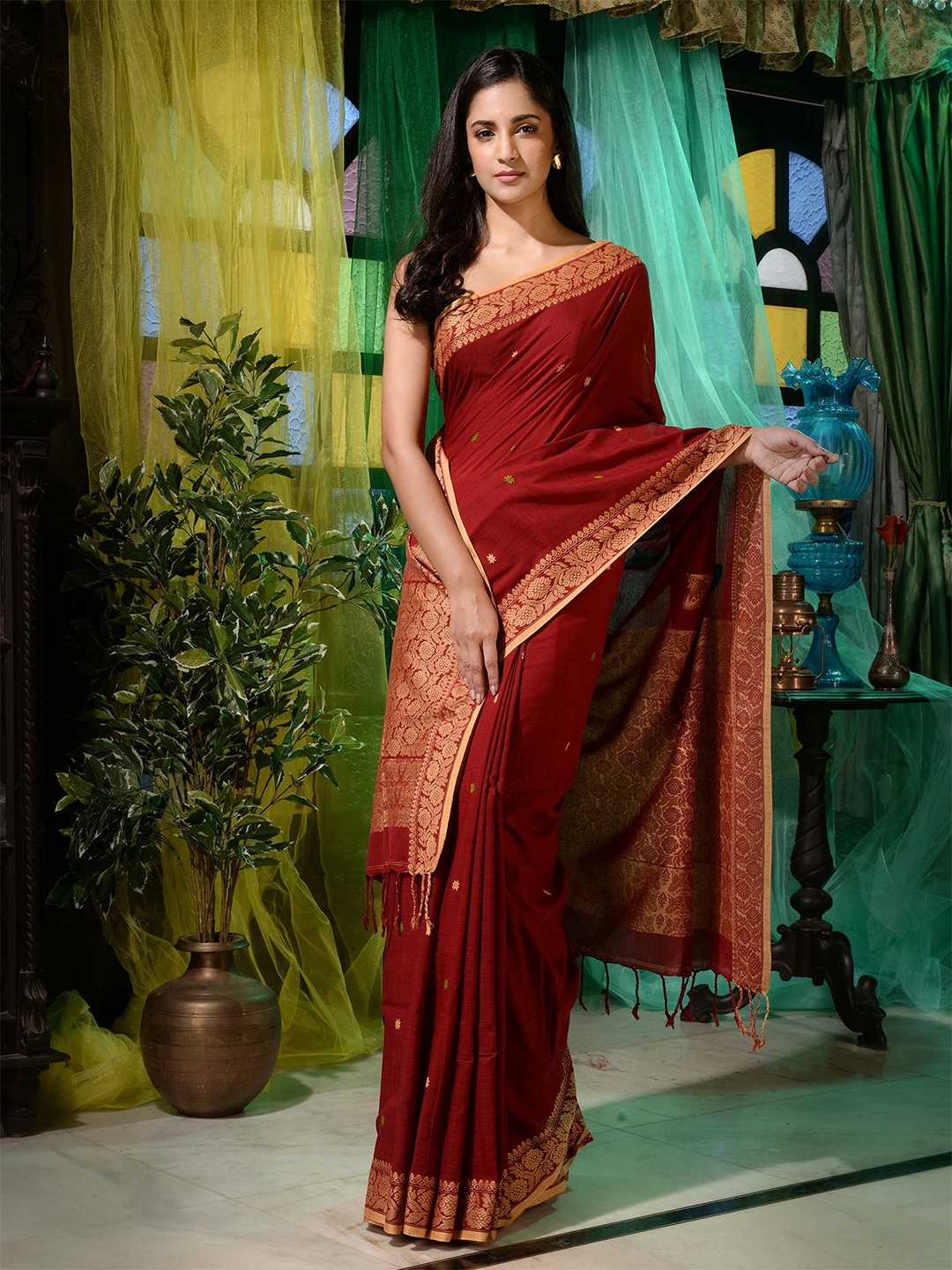 

Charukriti Red & Gold-Toned Woven Design Pure Cotton Saree