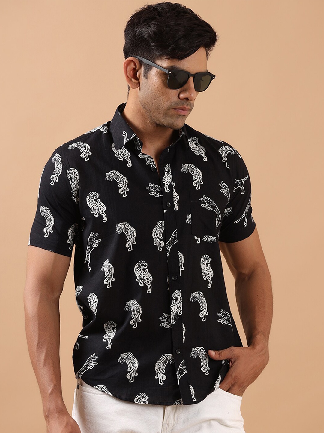 

Tistabene Men Black Comfort Animal Printed Casual Shirt