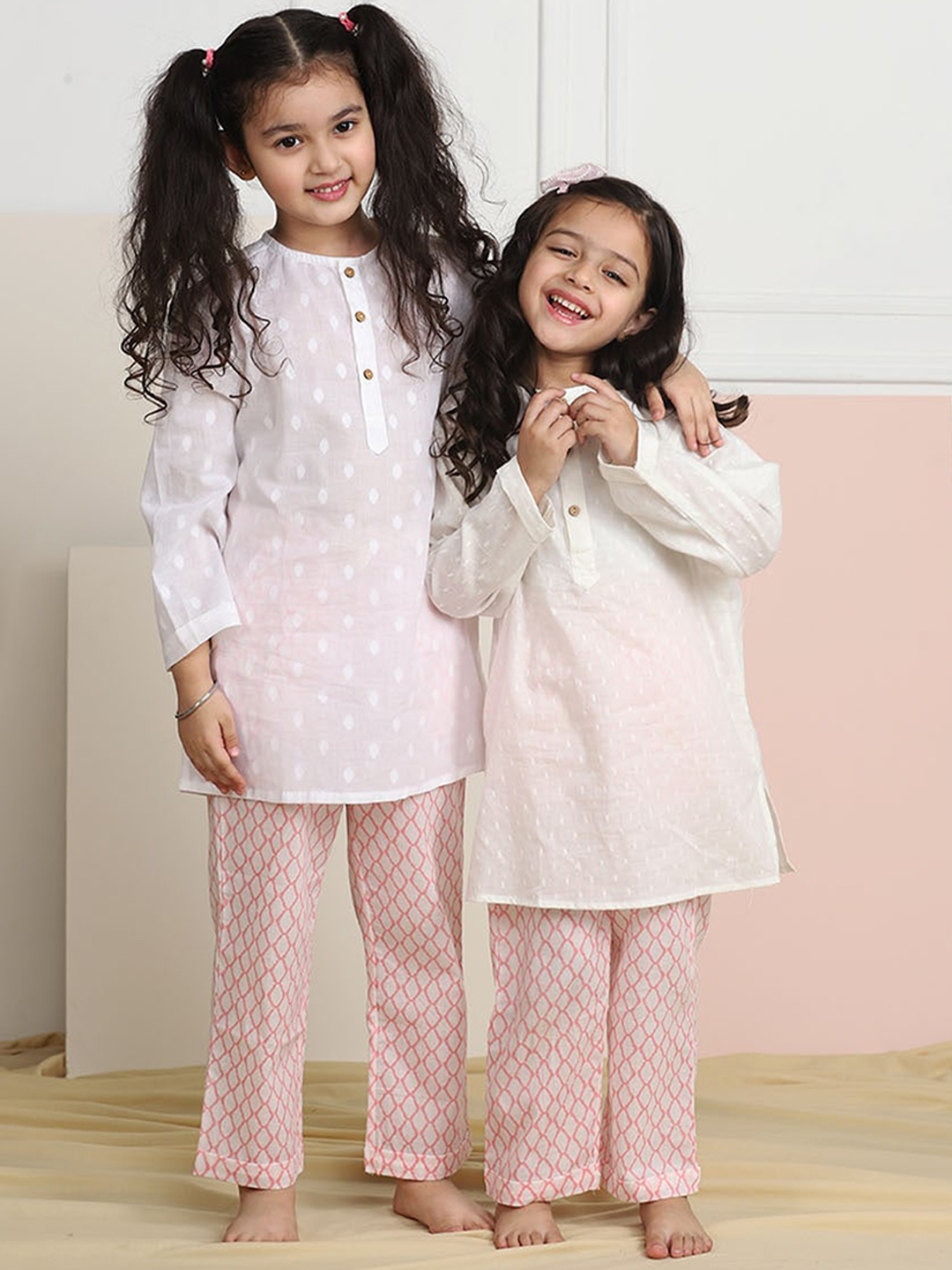 

Biglilpeople Unisex Kids White & Pink Printed Night suit