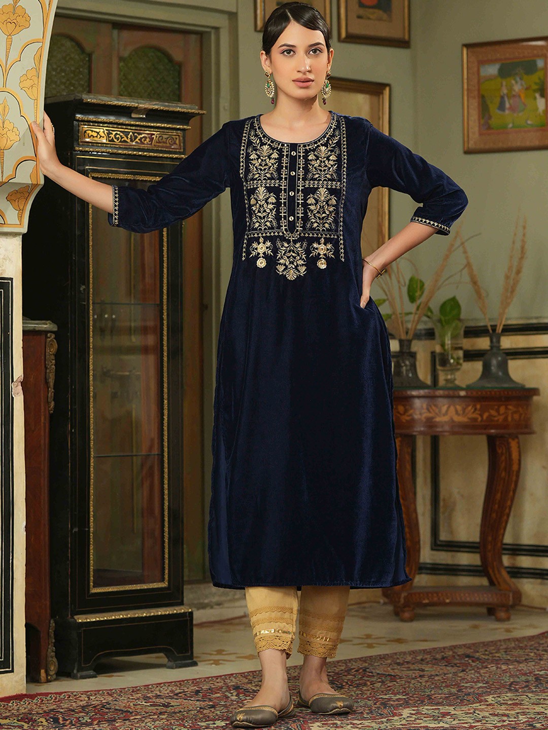 

Juniper Women Navy Blue Ethnic Motifs Embroidered Thread Work Velvet Kurta