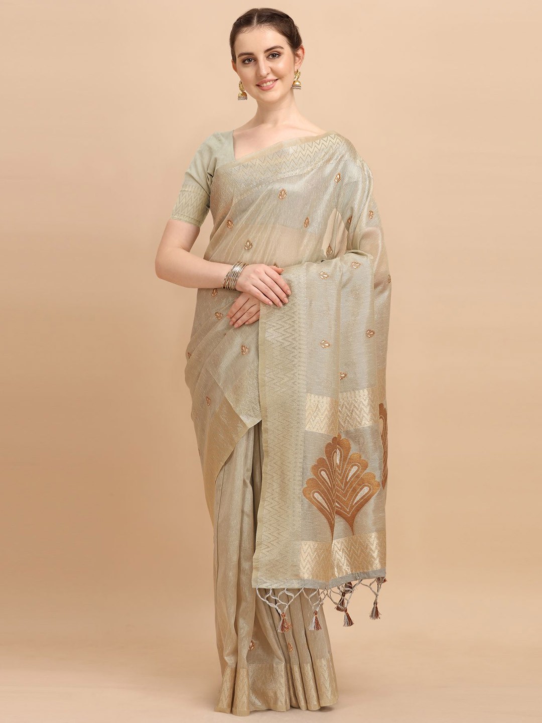 

VISHNU WEAVES Grey & Gold-Toned Woven Design Zari Tissue Banarasi Saree