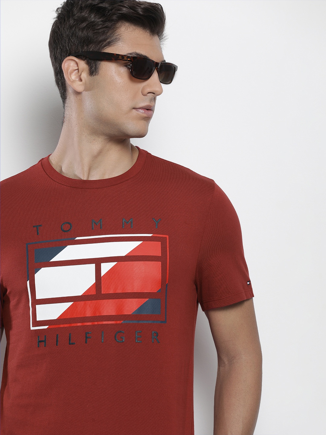 

Tommy Hilfiger Men Maroon Brand Logo Printed Pure Cotton Applique T-shirt