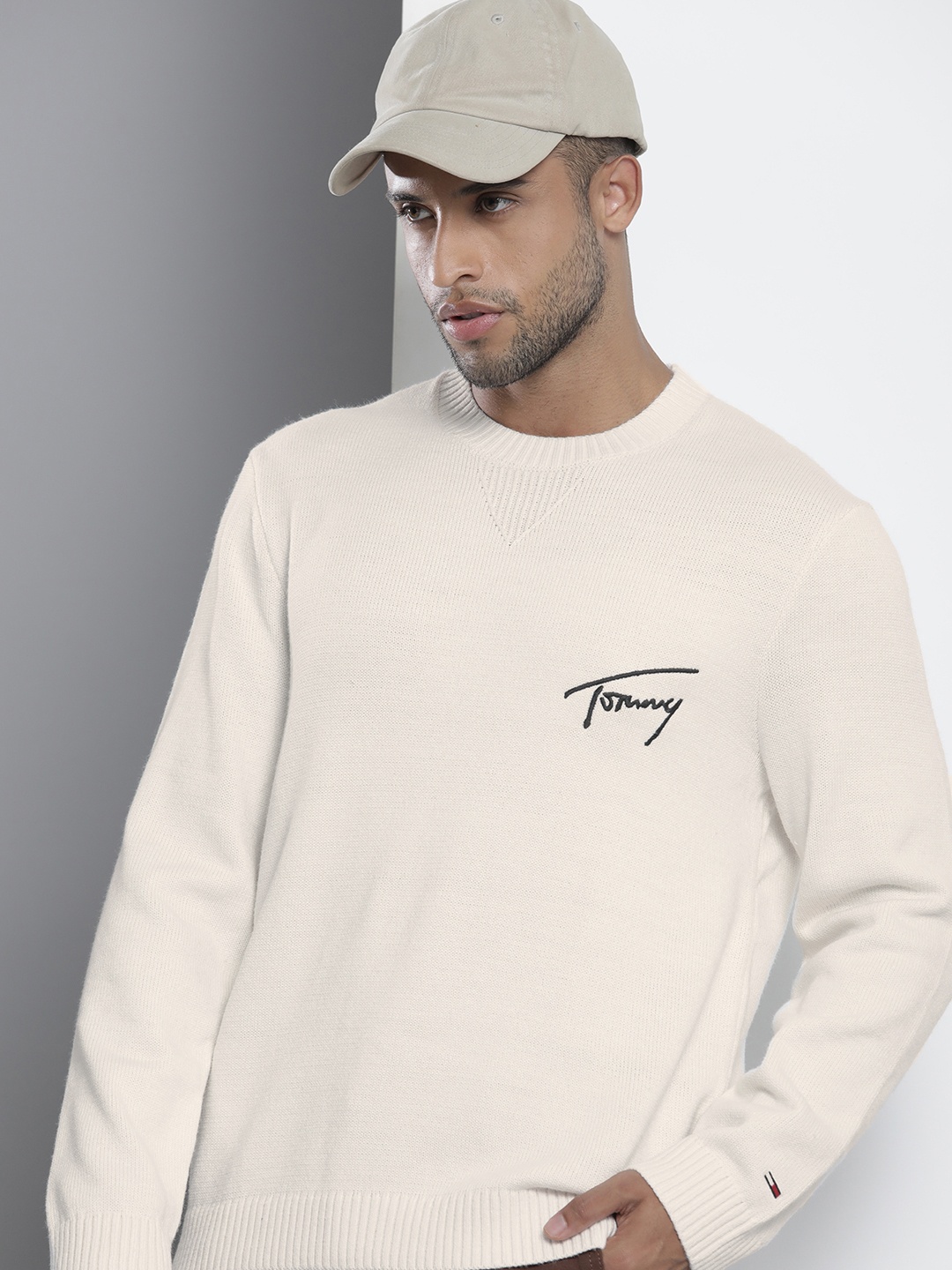 

Tommy Hilfiger Men Off White RLXD SIGNATURE Pullover