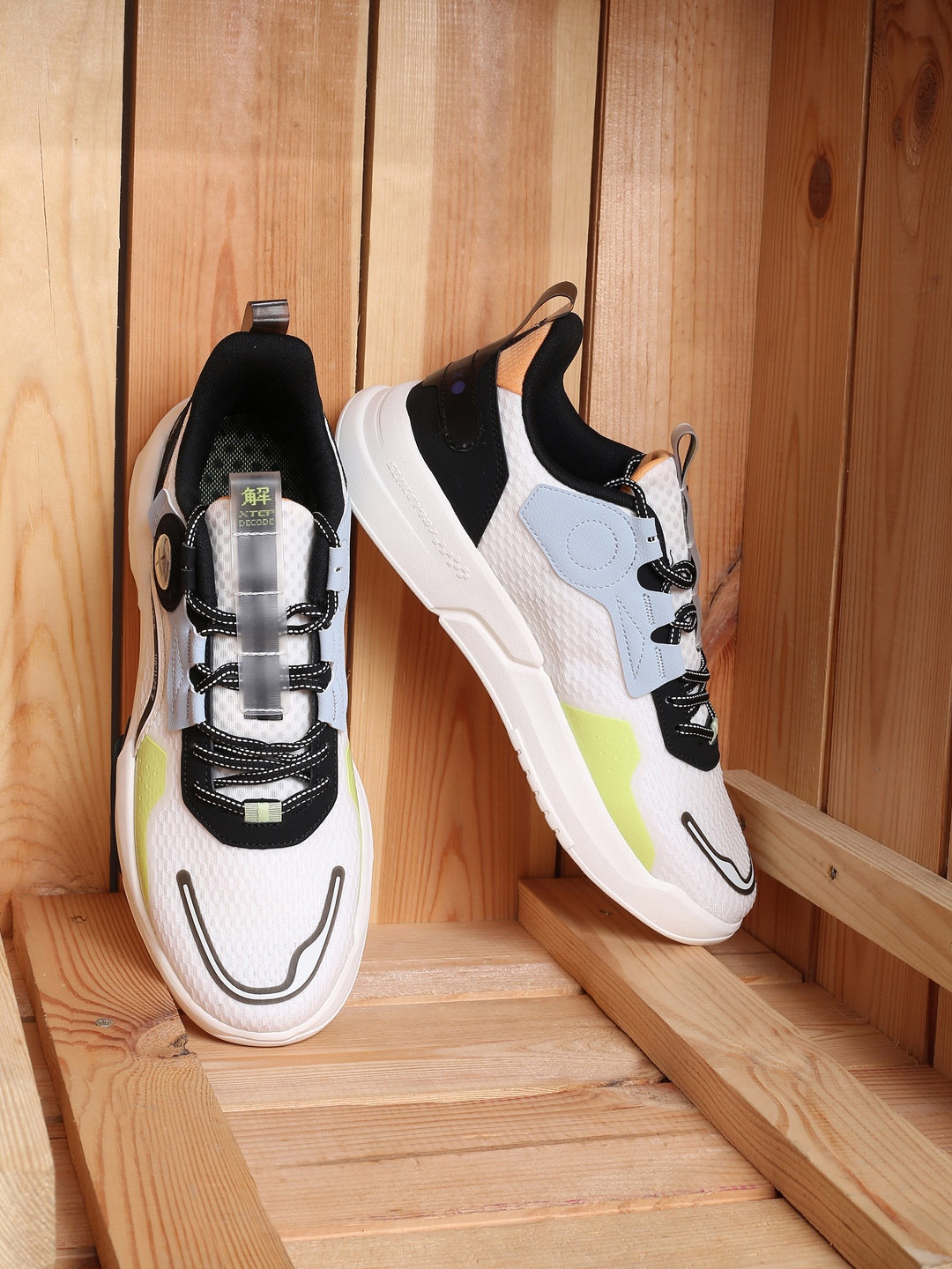 

Xtep Men White Skateboarding Non-Marking Shoes