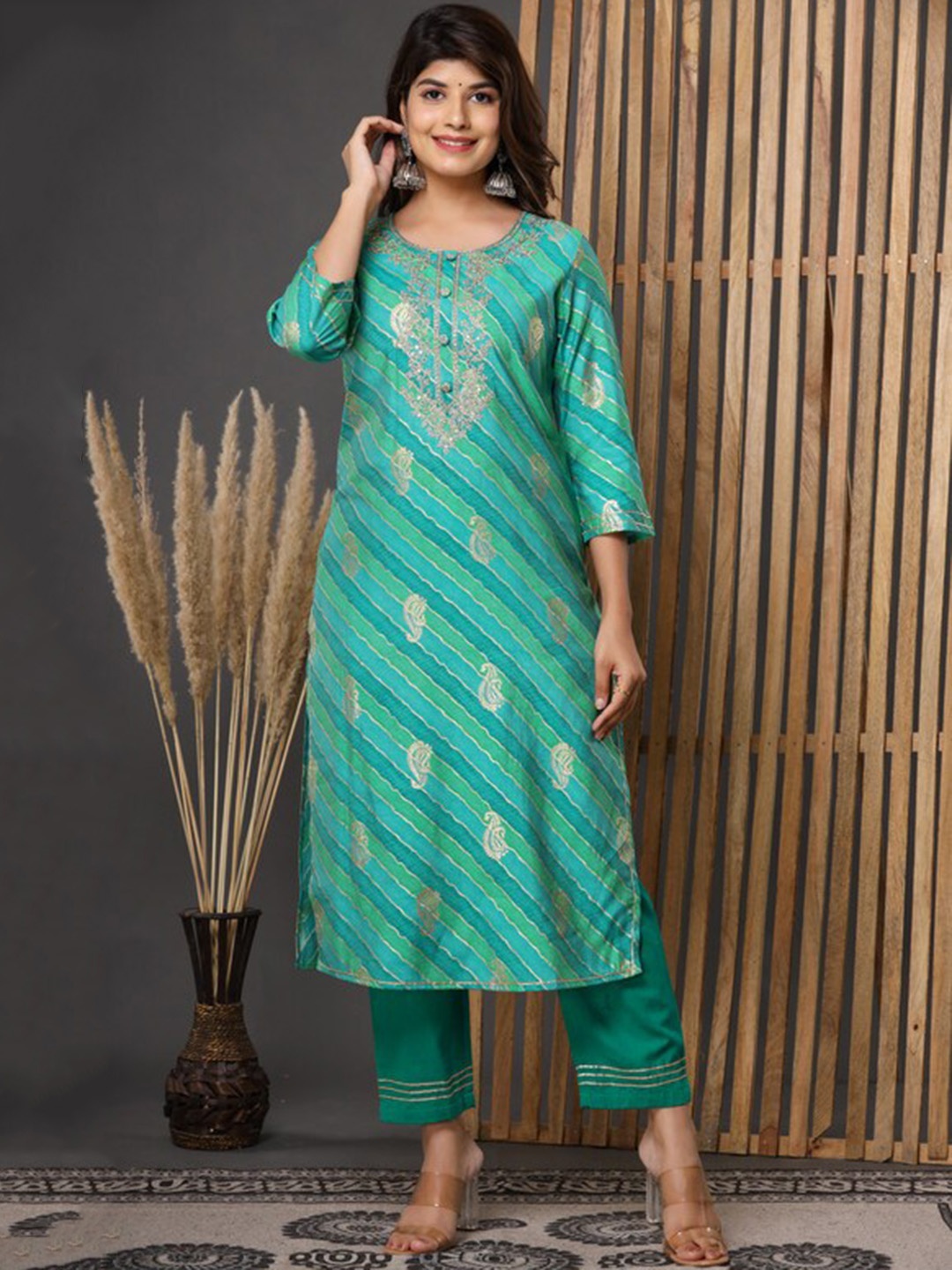 

Mishpra Women Green Striped Straight Kurta