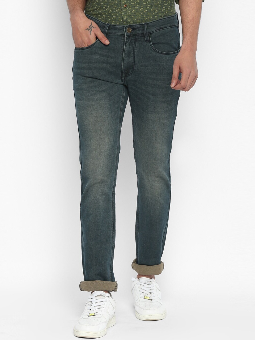 

Turtle Men Blue Tapered Fit Light Fade Stretchable Jeans