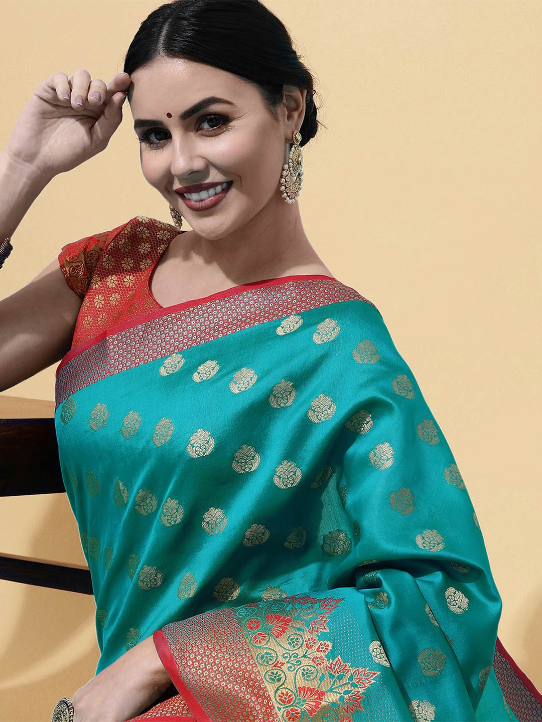 

Satrani Blue & Red Floral Zari Banarasi Saree