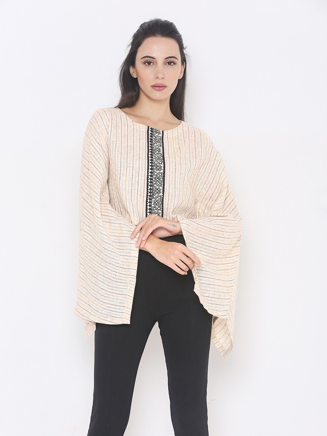 

aturabi Cream-Coloured Cape Top