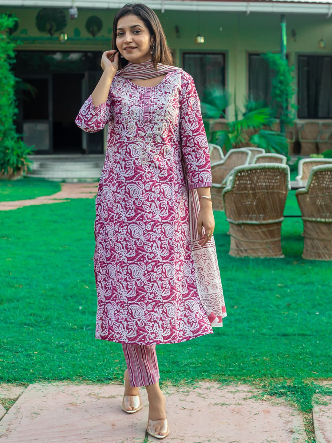 

ETHNIC STREET Women Lavender Cotton Kurta set With Dupatta