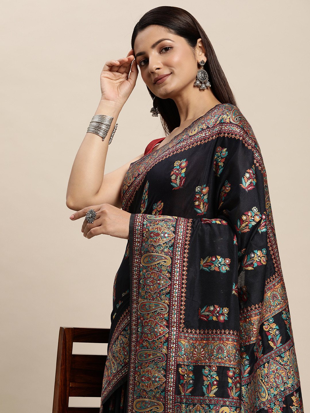 

AYKA CLOTHINGS Navy Blue & Red Floral Woven Design Kanjeevaram Saree