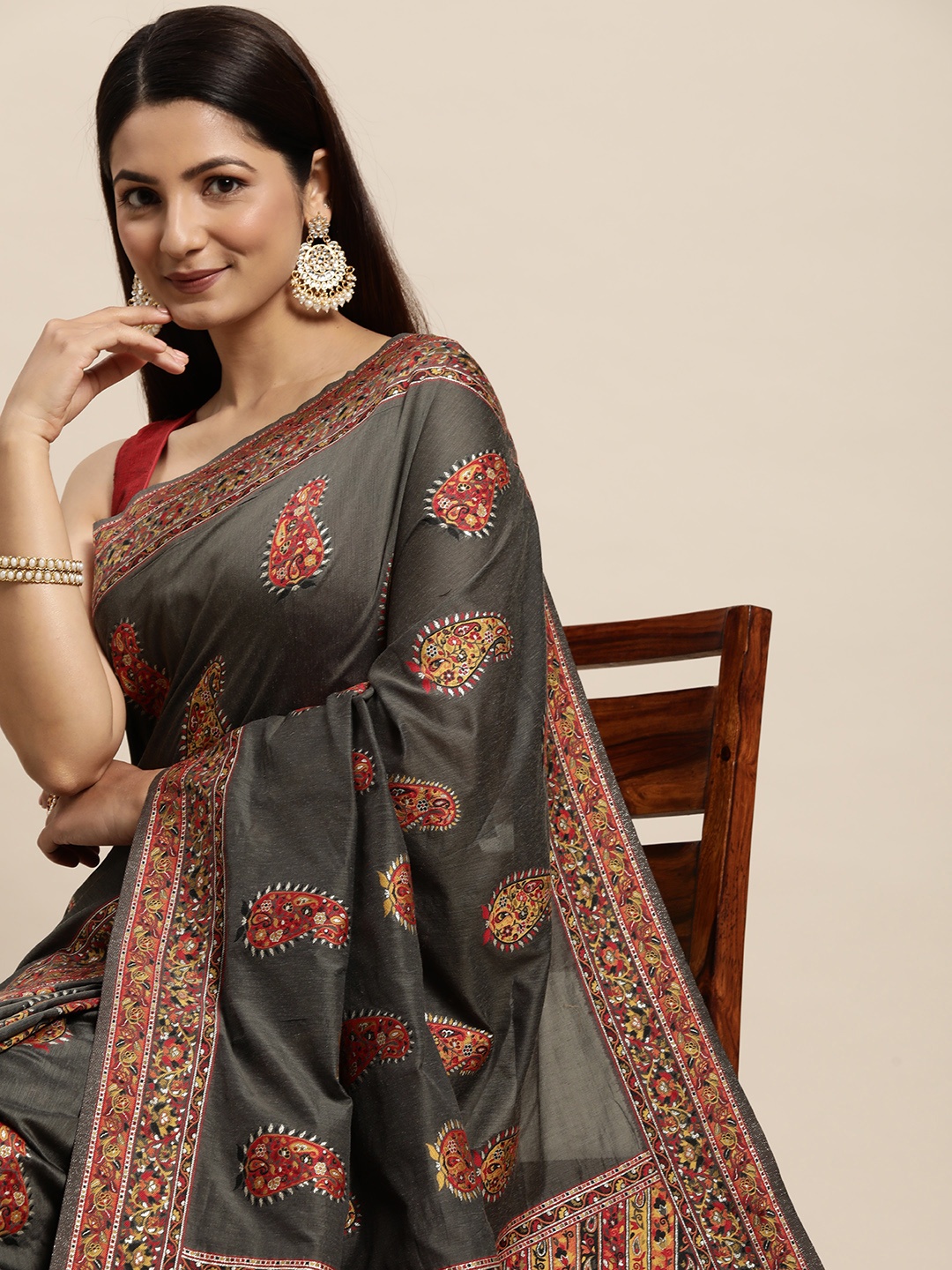 

AYKA CLOTHINGS Charcoal Grey & Red Floral Woven Design Kanjeevaram Saree