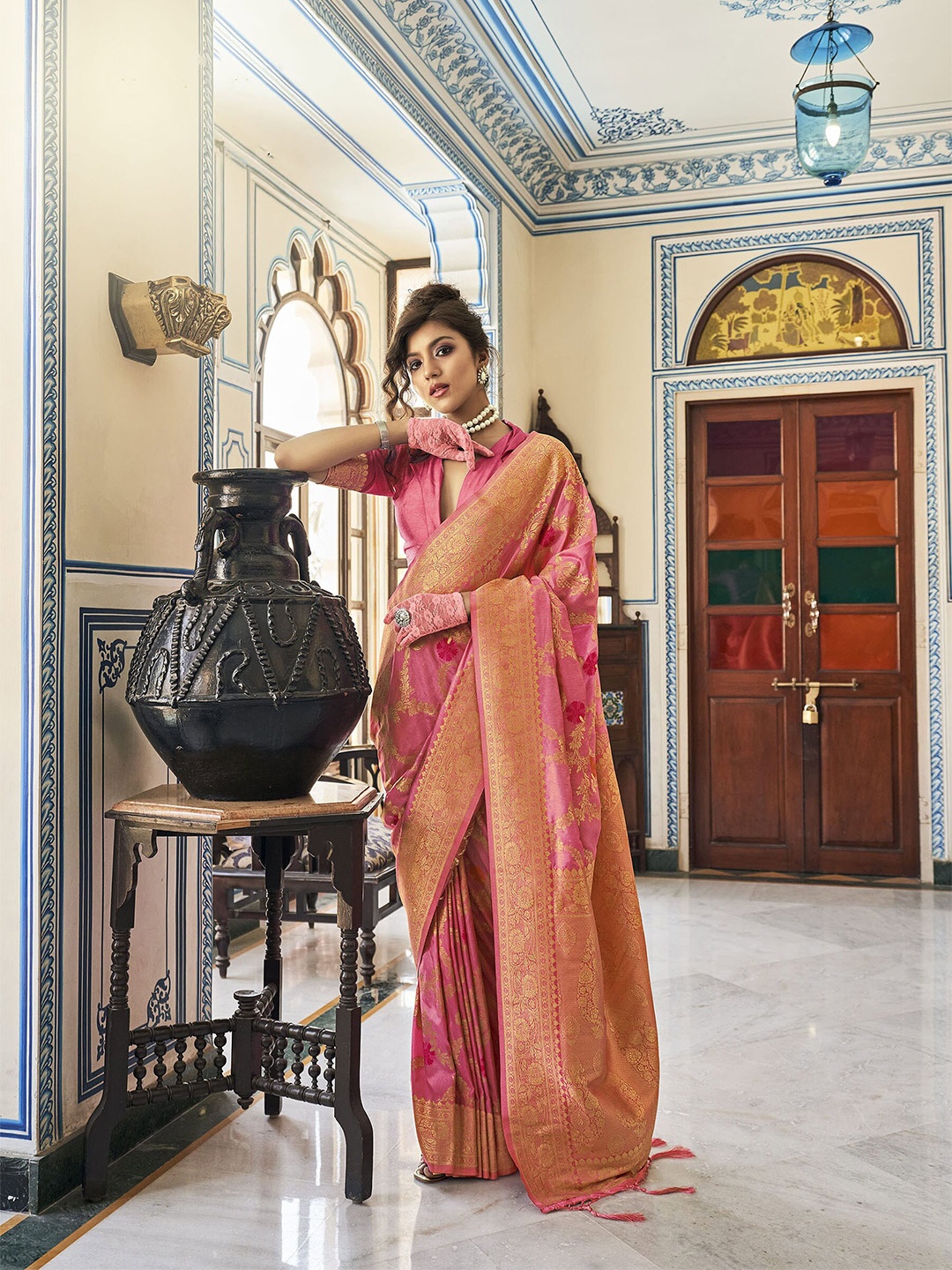 

elora Pink & Gold-Toned Ethnic Motifs Zari Silk Blend Banarasi Saree