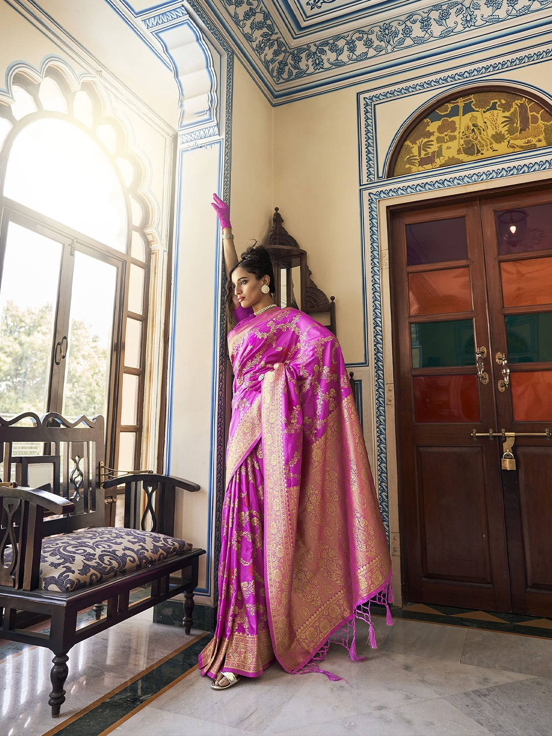 

elora Magenta & Gold-Toned Ethnic Motifs Zari Silk Blend Banarasi Saree