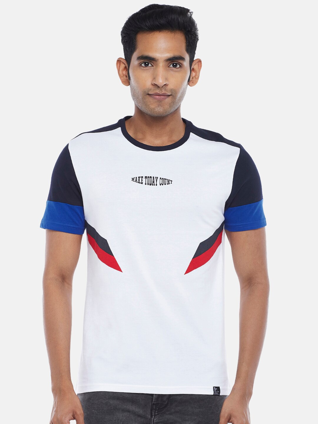 

People Men White & Black Colourblocked Slim Fit T-shirt