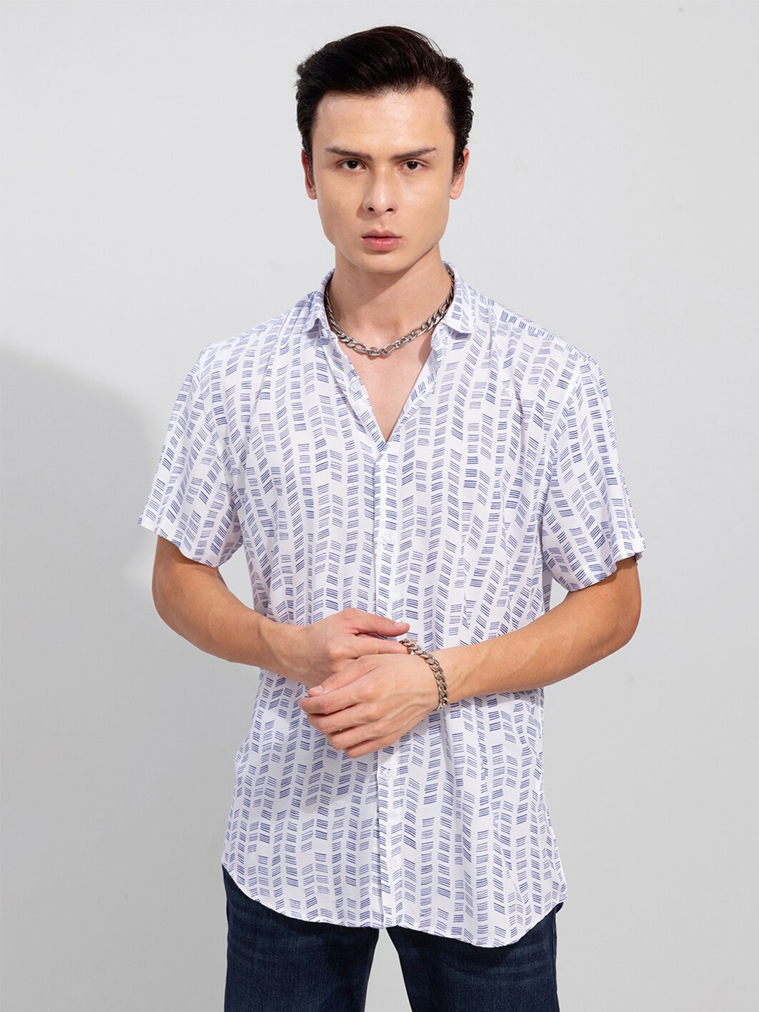 

Snitch Men White Slim Fit Geometric Printed Casual Shirt