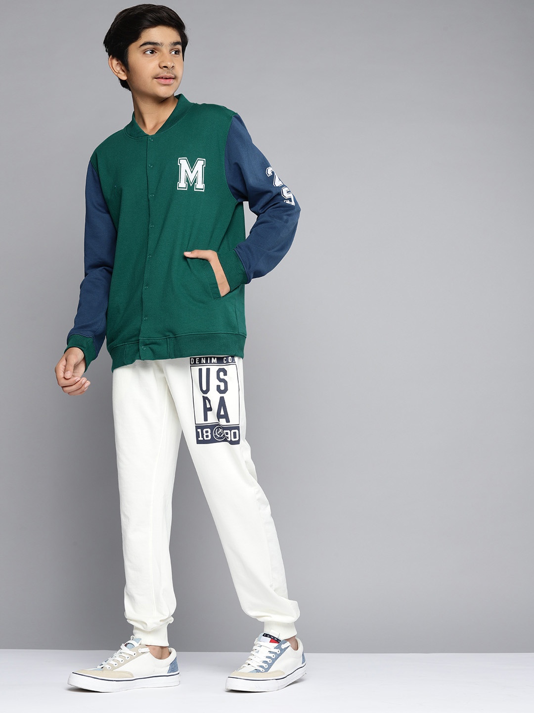 

YK Teen Boys Green Solid Applique Detail Sweatshirt