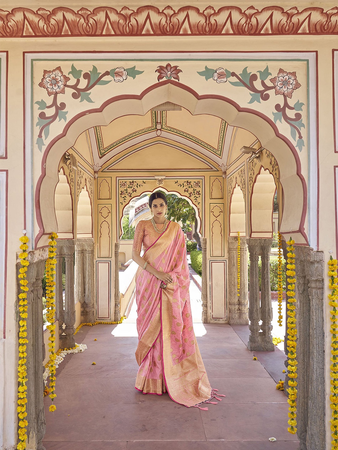 

elora Pink & Gold-Toned Woven Design Silk Blend Banarasi Saree