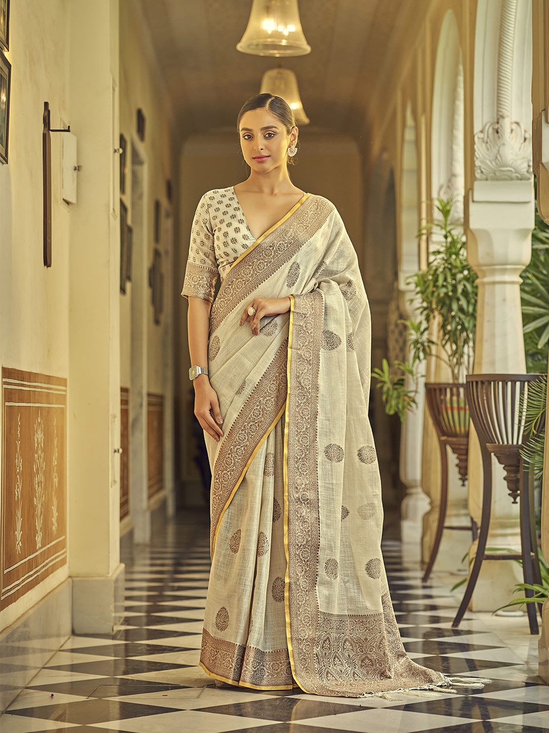 

elora Beige & Gold-Toned Woven Design Linen Blend Banarasi Saree