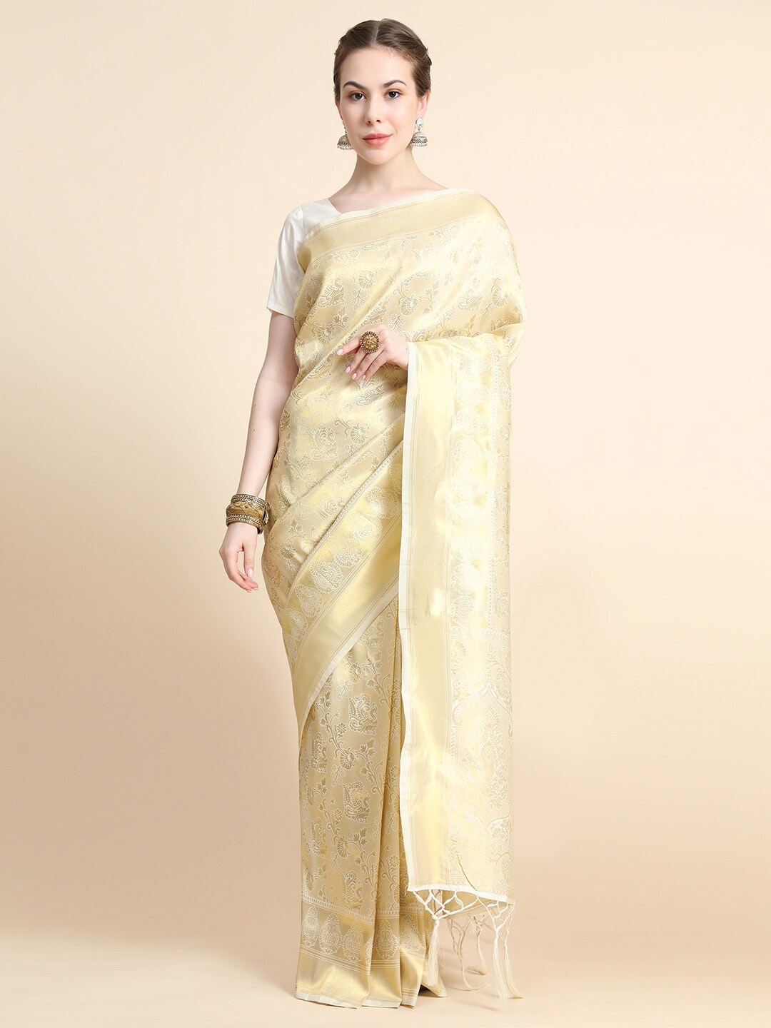 

BAHUJI Cream-Coloured & Gold-Toned Woven Design Zari Art Silk Banarasi Saree