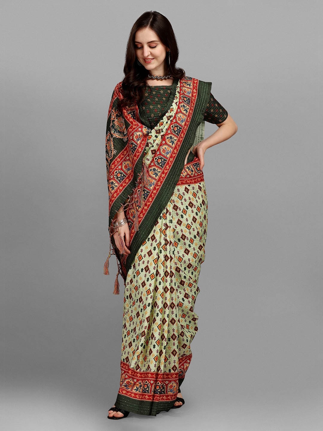 

YOYO Fashion Green & Cream-Coloured Silk Blend Saree