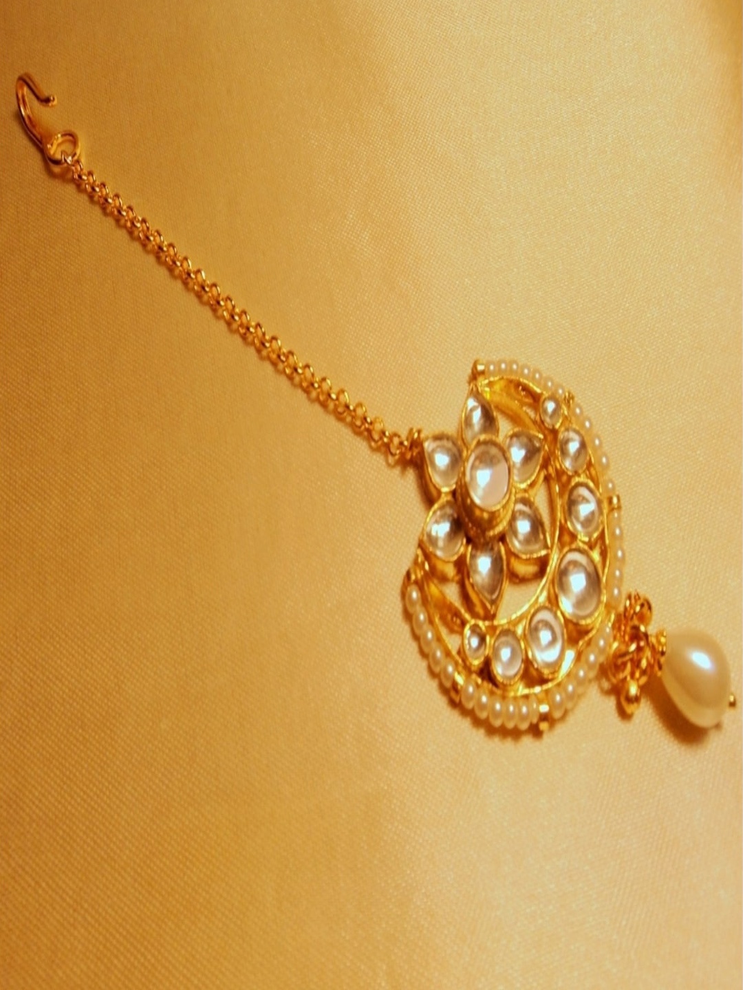 

Runjhun Gold-Plated White Kundan Studded Maangtikka