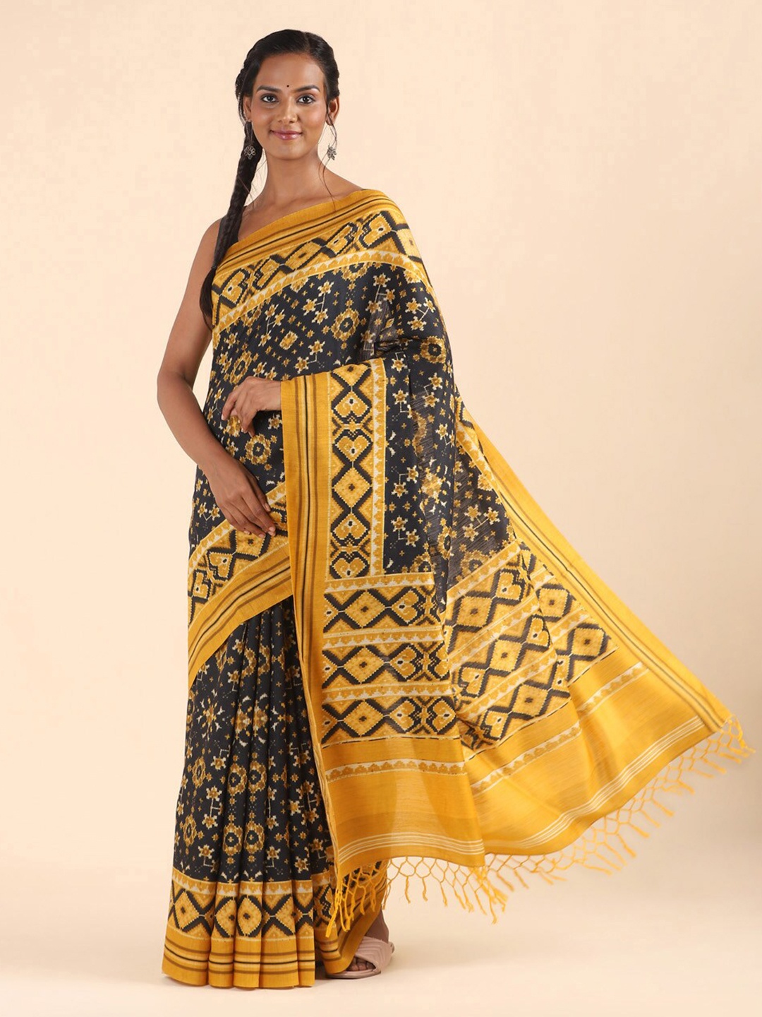 

Taneira Black & Yellow Floral Pure Silk Tussar Saree