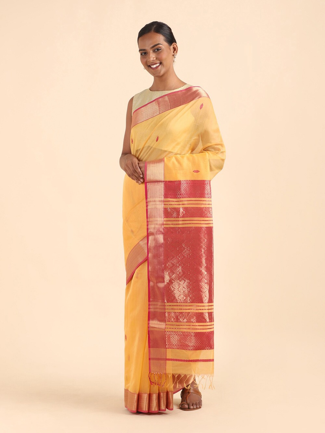 

Taneira Women Orange & Pink Woven Design Zari Maheshwari Saree with blouse piece