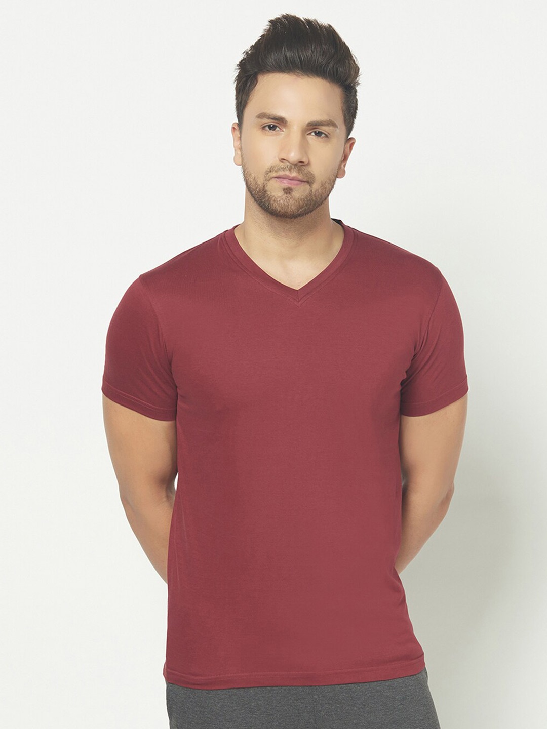 

THE DAILY OUTFITS Men Maroon V-Neck T-shirt