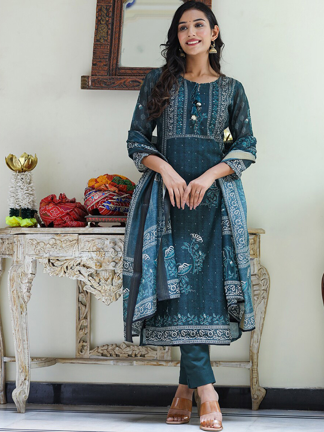 

KAAJH Bottle Green Chanderi Kurta Set With Pant And Dupatta