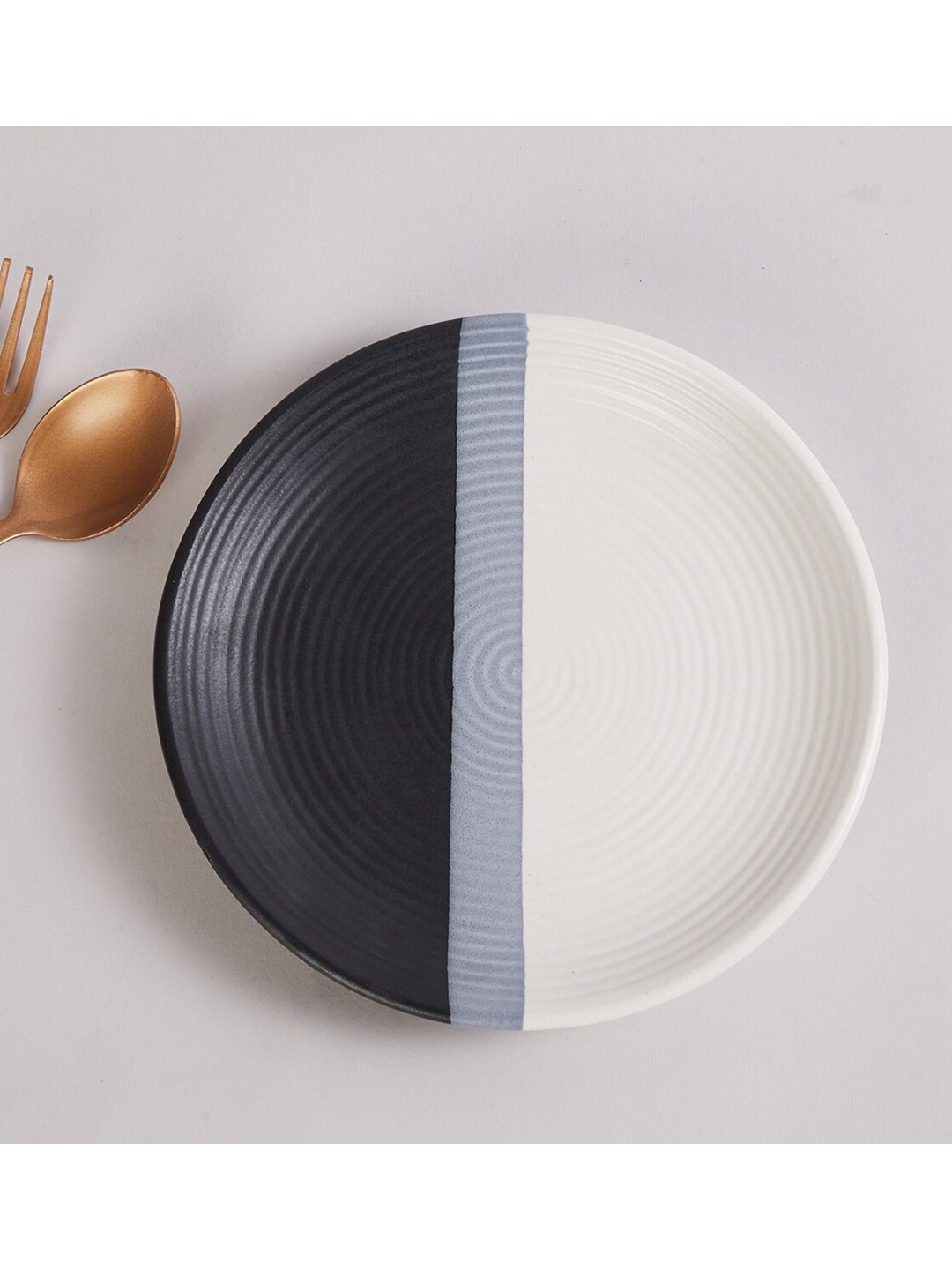 

Home Centre Black & White 1 Pieces Stoneware Glossy Plates