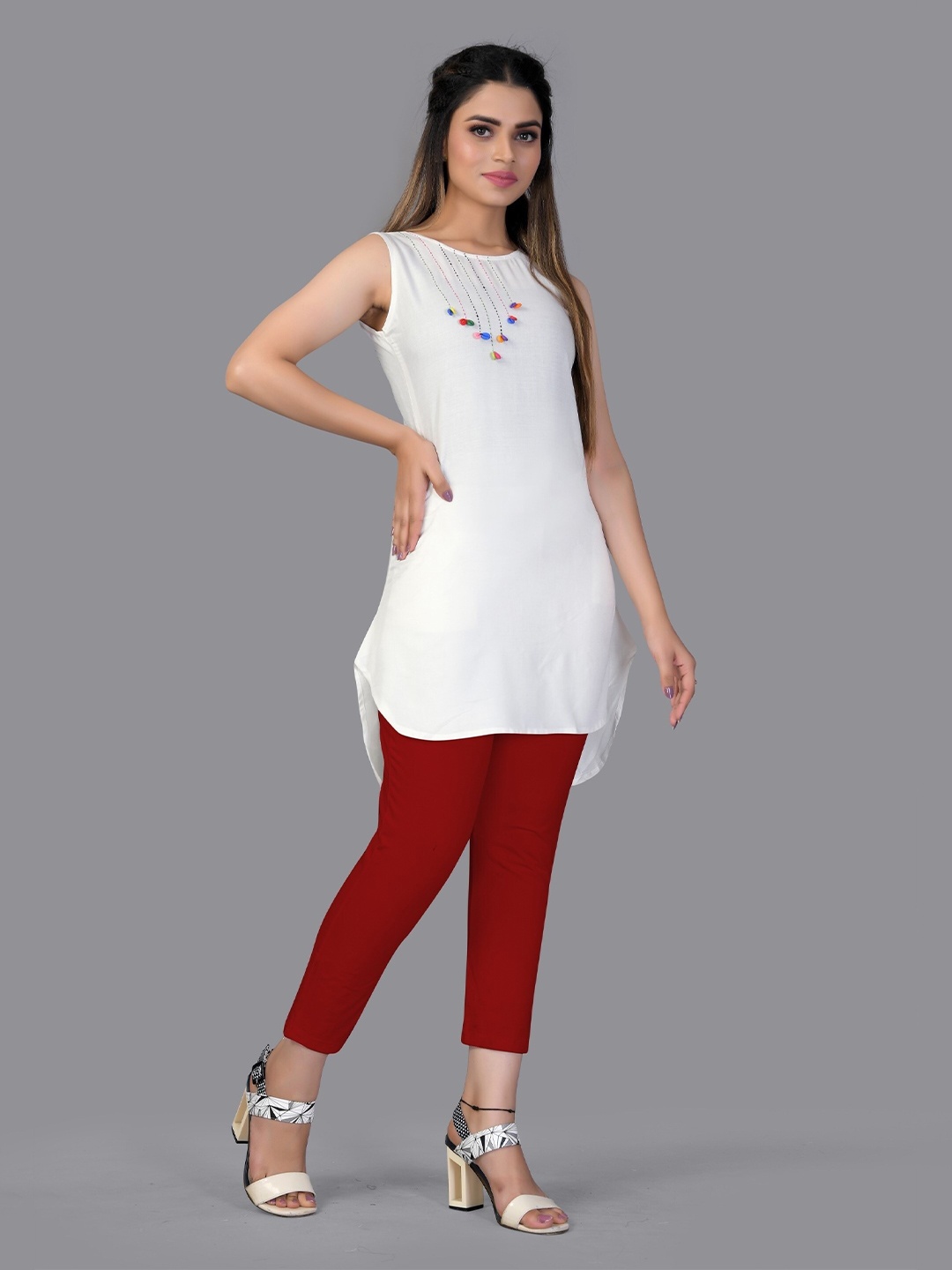 

Fashion FRICKS White Ethnic Motifs Thread Work Thread Work Kurti
