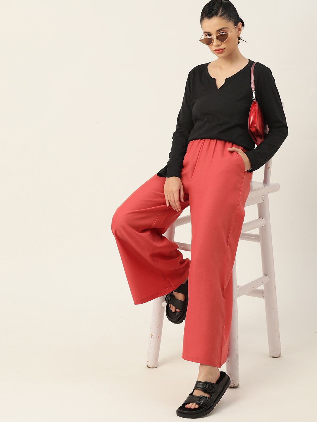 

DressBerry Women Black Solid Round Neck T-shirt