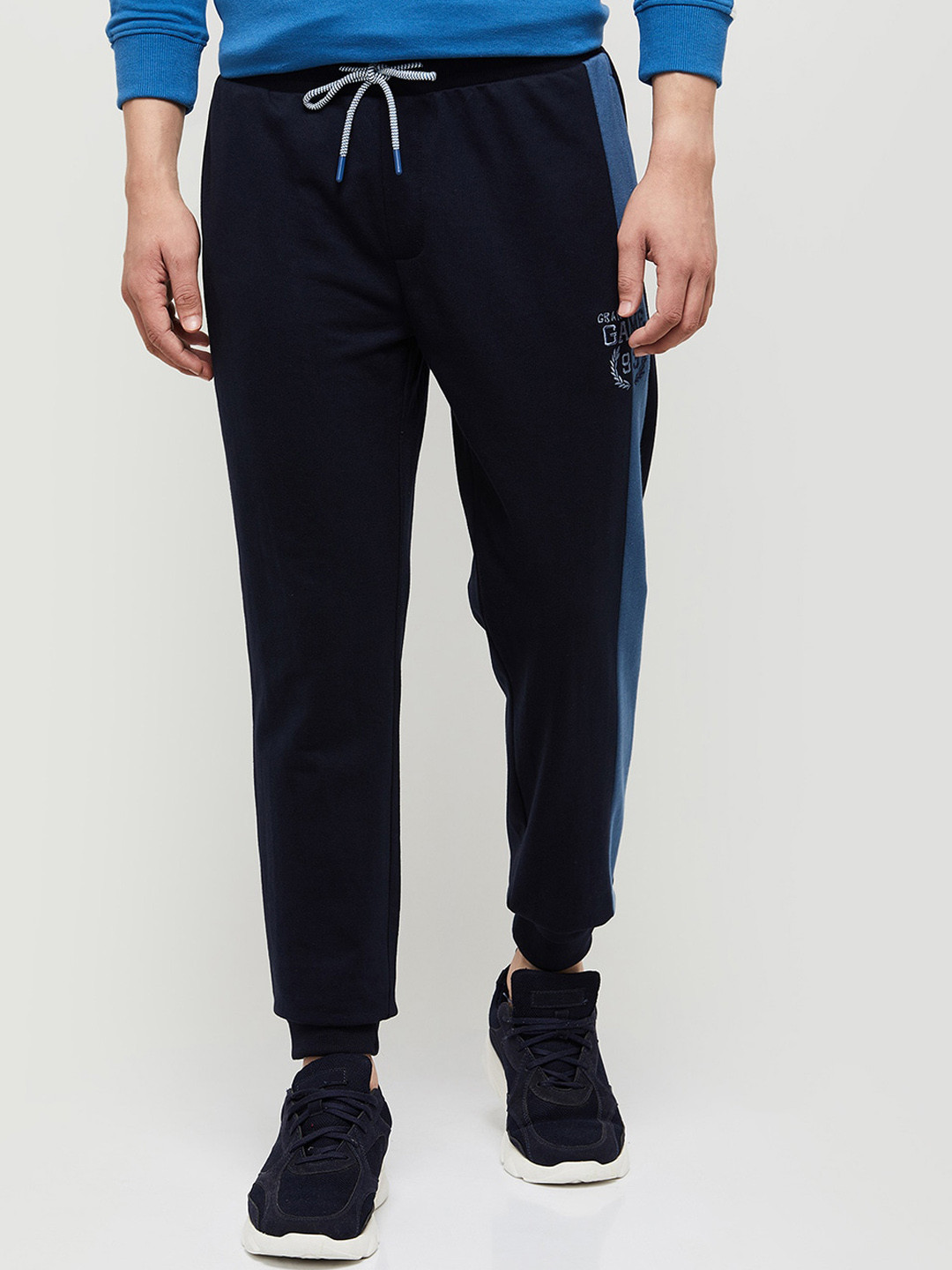 

max Men Navy Blue Solid Joggers