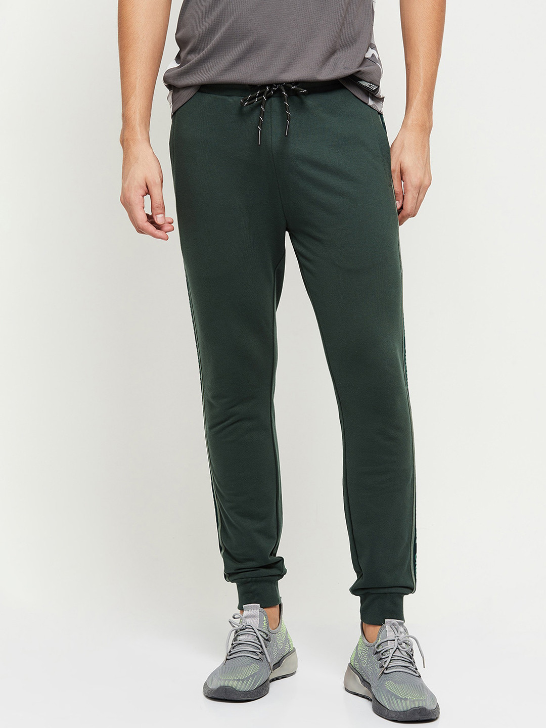 

max Men Green Solid with Drawstring Closure Joggers