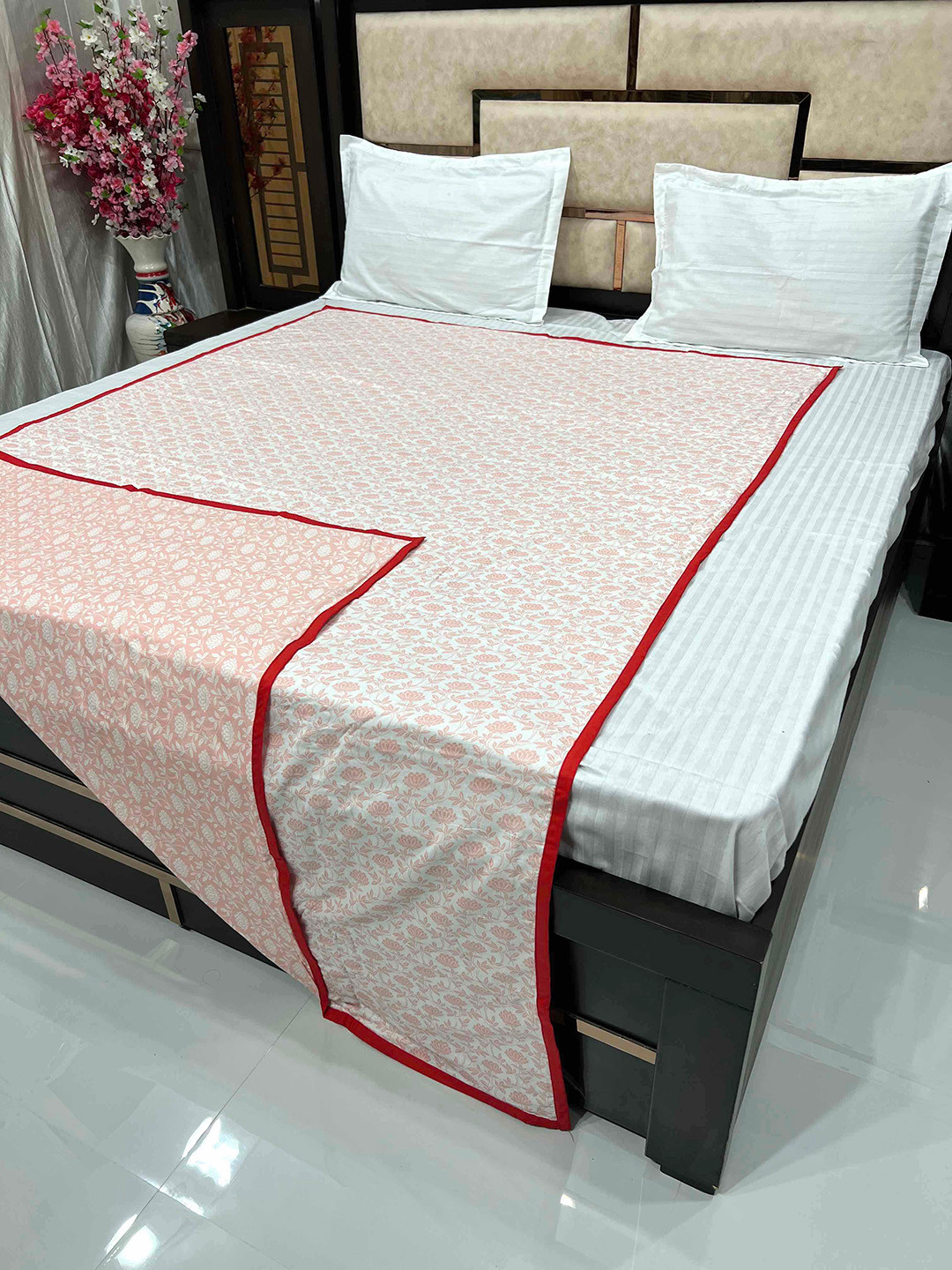 

Pure Decor Peach-Coloured & White Floral AC Room 233 GSM Single Bed Dohar