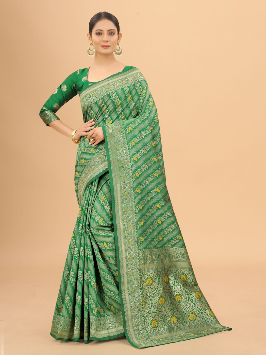 

WELL WORN Green & Gold-Toned Woven Design Silk Cotton Banarasi Saree