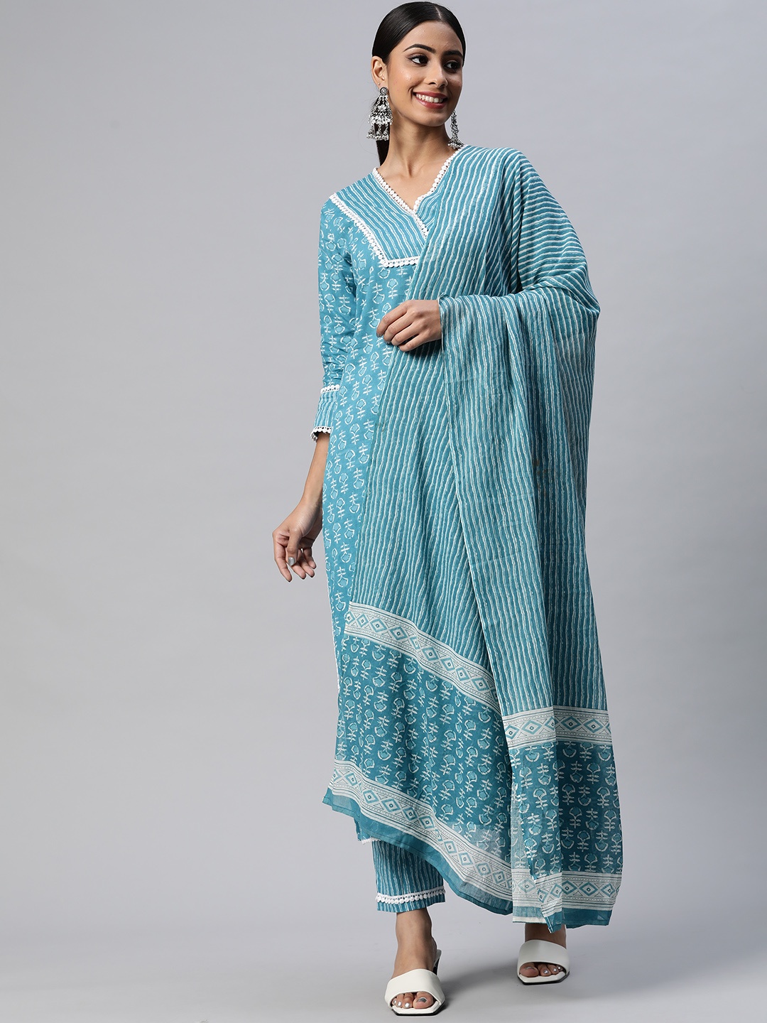 

mokshi Women Blue Floral Printed Pure Cotton Kurta with Trousers & Dupatta