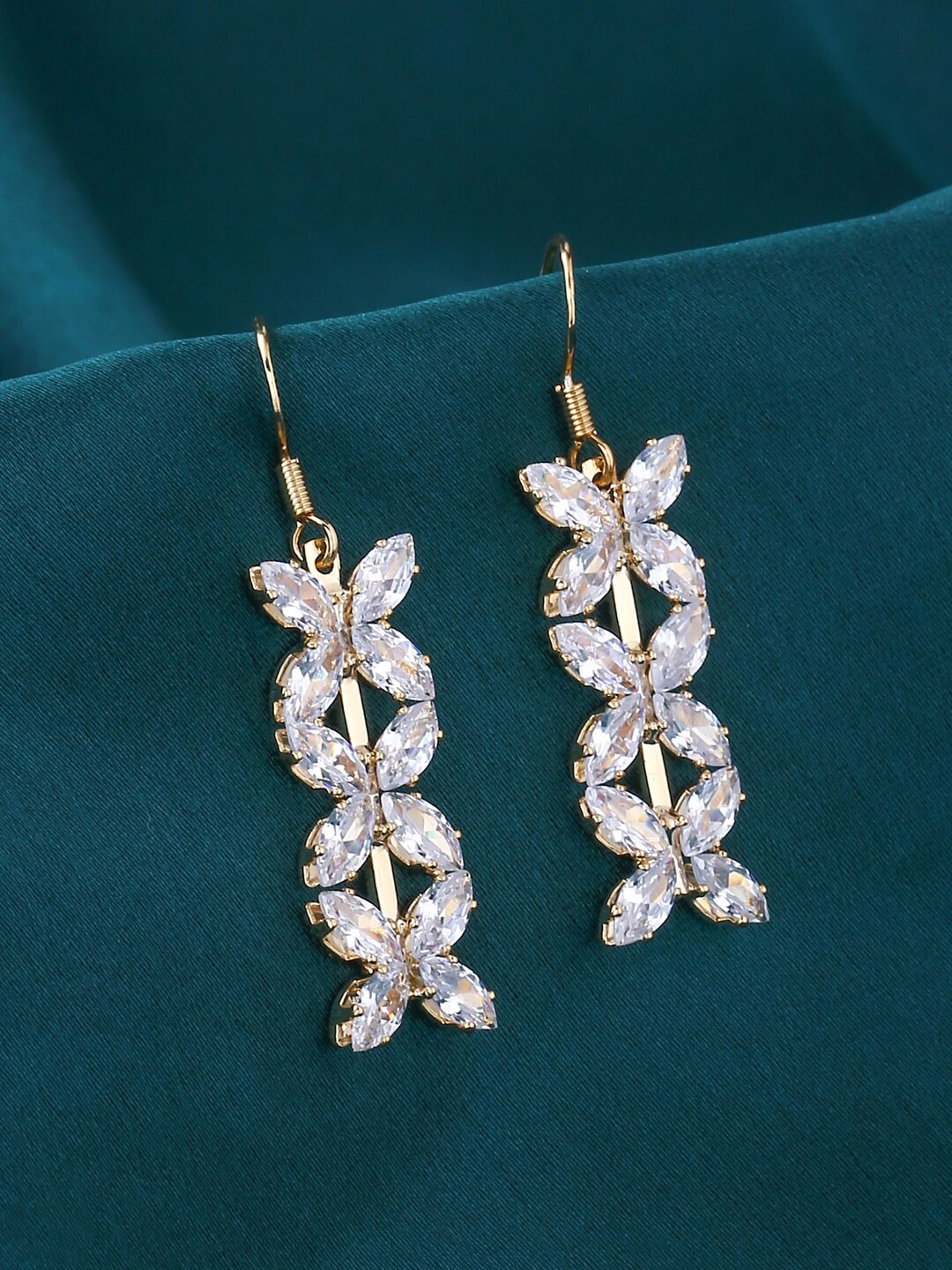 

kashwini White & Gold-Toned Contemporary Drop Earrings